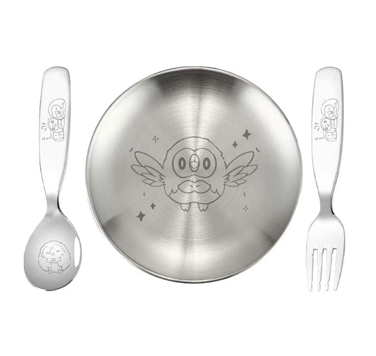 Rowlet Plate(Presenting a set of Rowlet-themed dining utensils.)