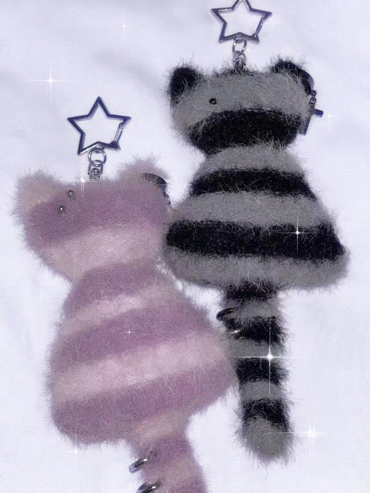 リベット付きの手作りのパンク風子猫ペンダント