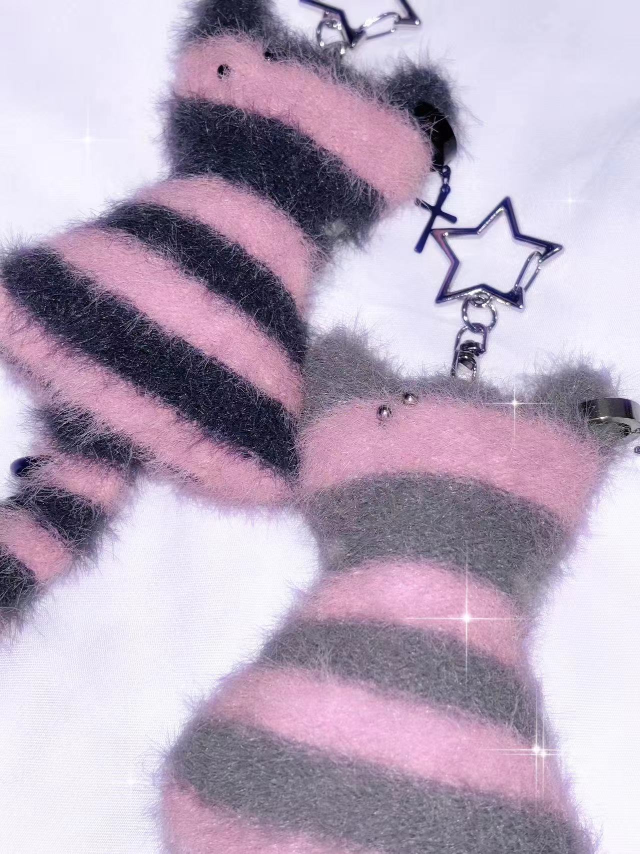 リベット付きの手作りのパンク風子猫ペンダント