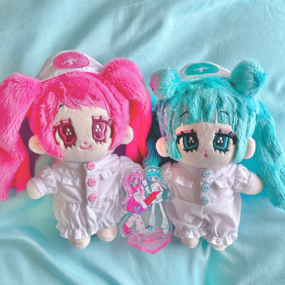 Twin plush dolls by @tetemie