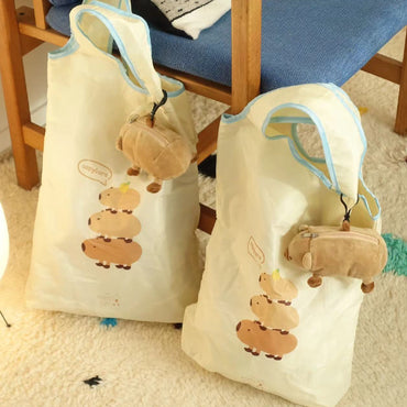 ショッピングバッグとカピバラのぬいぐるみペンダント